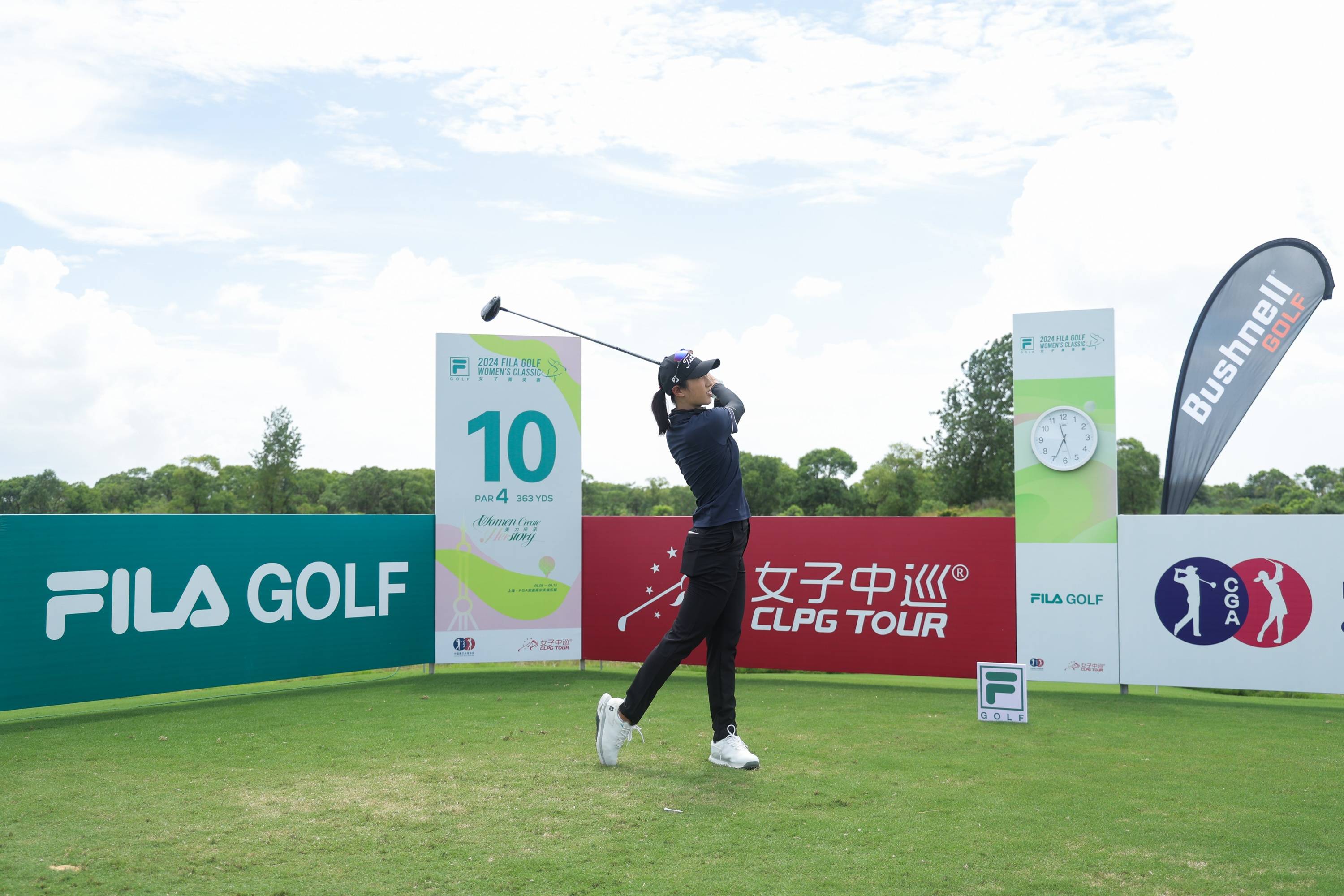 高尔夫选手刷新世界纪录,震撼全场 高尔夫选手刷新世界纪录,震撼全场