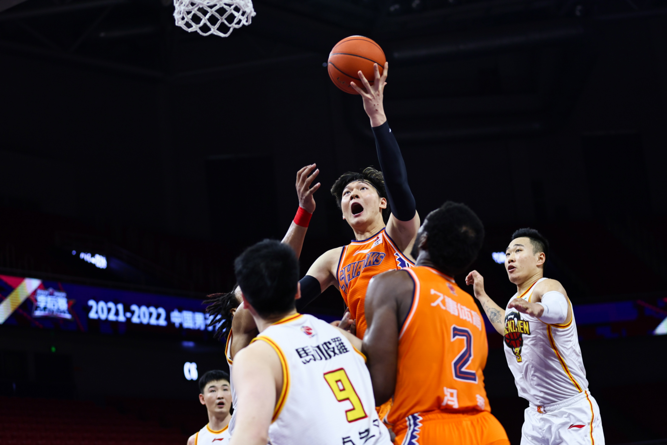 雄鹿鏖战青岛队,王哲林高光表现 雄鹿鏖战青岛队,王哲林高光表现