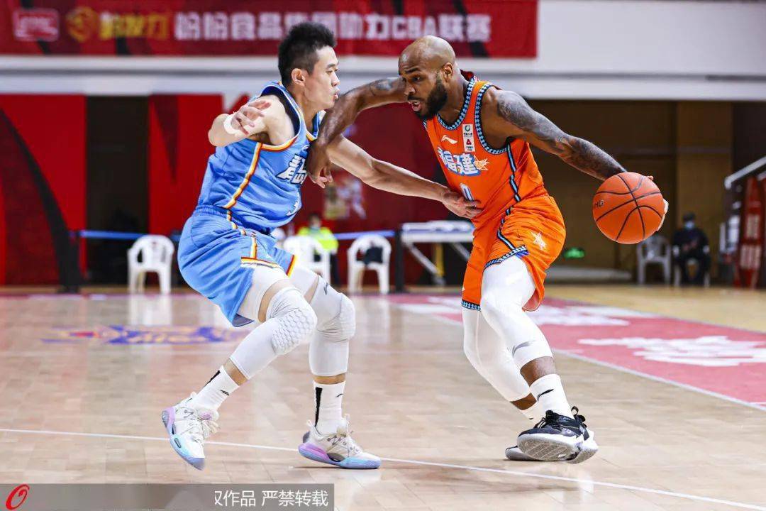 雄鹿鏖战青岛队,王哲林高光表现 雄鹿鏖战青岛队,王哲林高光表现